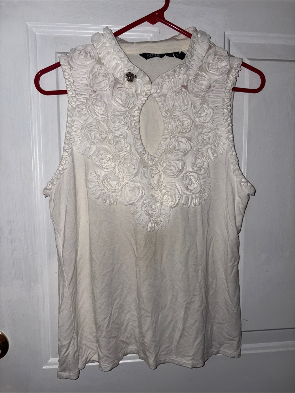 Sleeveless Rose-Applique Keyhole Camisole - White